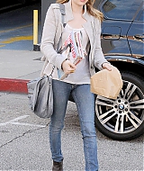 EMMAROBERTS_DOCTORS_APPOINTMENT_THEN_GRABBING_SOME_MAGAZINES_MARCH_284729.jpg