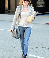 EMMAROBERTS_DOCTORS_APPOINTMENT_THEN_GRABBING_SOME_MAGAZINES_MARCH_285029.jpg