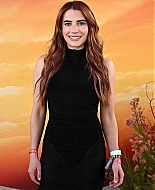 iheartemmaroberts_coachella25_revolve_281429.jpg