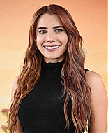 iheartemmaroberts_coachella25_revolve_281929.jpg