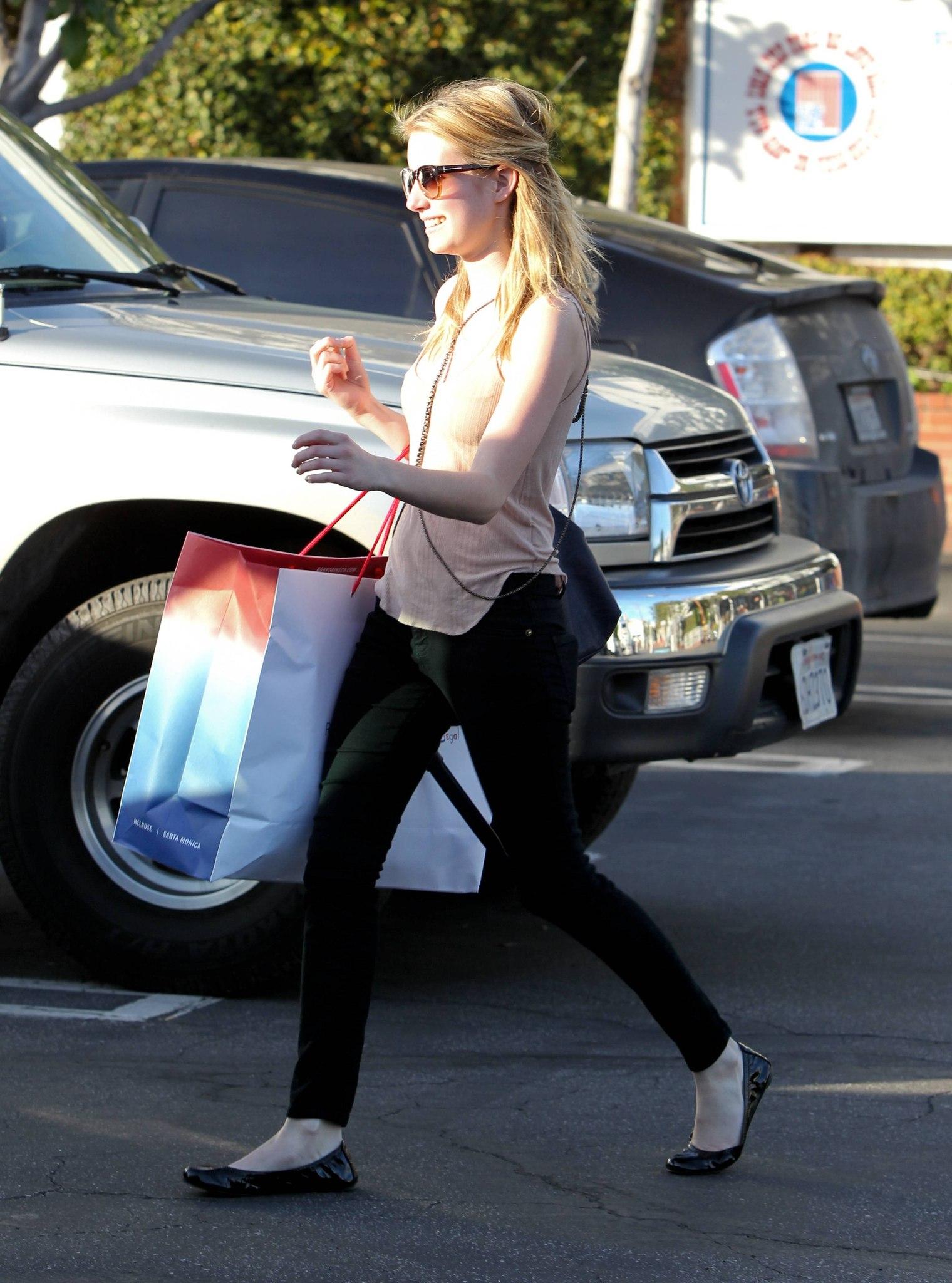 EmmaRoberts_RunningErrands_WestHollywood_January_2011_287629.jpg