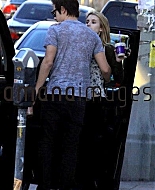 EmmaRoberts_Shopping_LosAngeles_January_2011_285129.jpg
