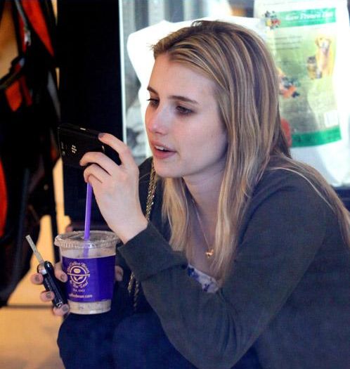 EmmaRoberts_Shopping_LosAngeles_January_2011_281529.jpg