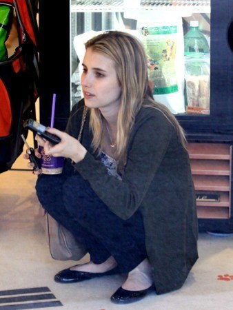 EmmaRoberts_Shopping_LosAngeles_January_2011_283929.jpg
