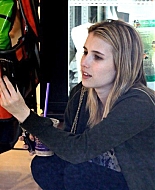 EmmaRoberts_Shopping_LosAngeles_January_2011_284129.jpg