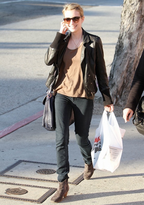 EmmaRoberts_ShoppingLarchmontVillage_January_2011_282329.jpg