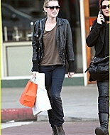 EmmaRoberts_ShoppingLarchmontVillage_January_2011_282629.jpg