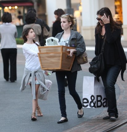 EmmaRoberts_Shopping_CrateAndBarrel__TheGrove_Hollywood_January_2011_28529.jpg