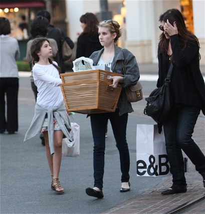 EmmaRoberts_Shopping_CrateAndBarrel__TheGrove_Hollywood_January_2011_28629.jpg