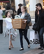 EmmaRoberts_Shopping_CrateAndBarrel__TheGrove_Hollywood_January_2011_28529.jpg