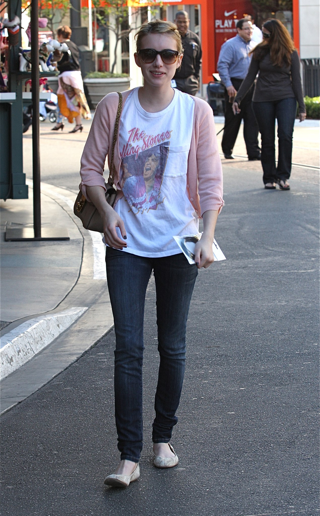 EmmaRoberts_CrateAndBarrel_January_2011_28329.jpg