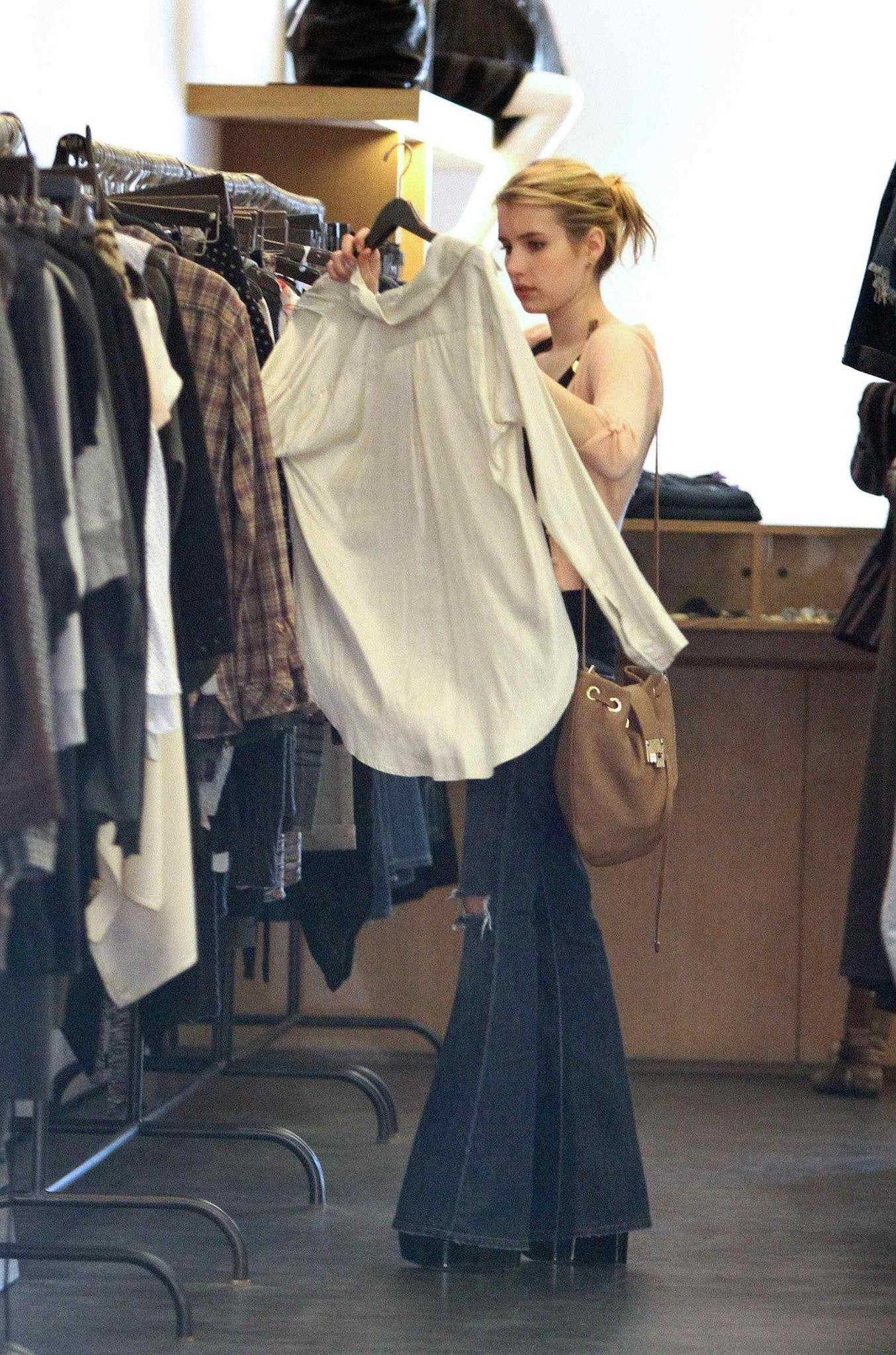 EmmaRoberts_Shopping_LosAngeles_February_2011_28529.jpg