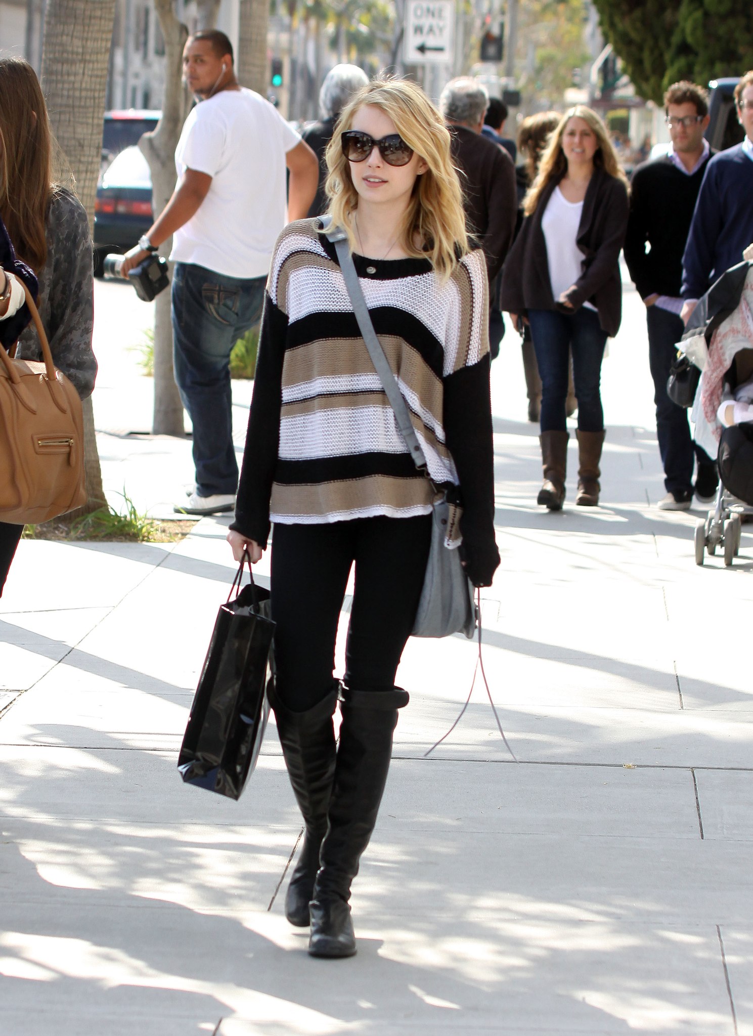EmmaRoberts_Shopping_Chanel_BeverlyHills_2011_283629.jpg