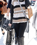 EmmaRoberts_Shopping_Chanel_BeverlyHills_2011_285129.jpg