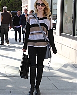 EmmaRoberts_Shopping_Chanel_BeverlyHills_2011_285629.jpg