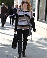 EmmaRoberts_Shopping_Chanel_BeverlyHills_2011_285829.jpg