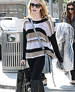 EmmaRoberts_Shopping_Chanel_BeverlyHills_2011_286329.jpg
