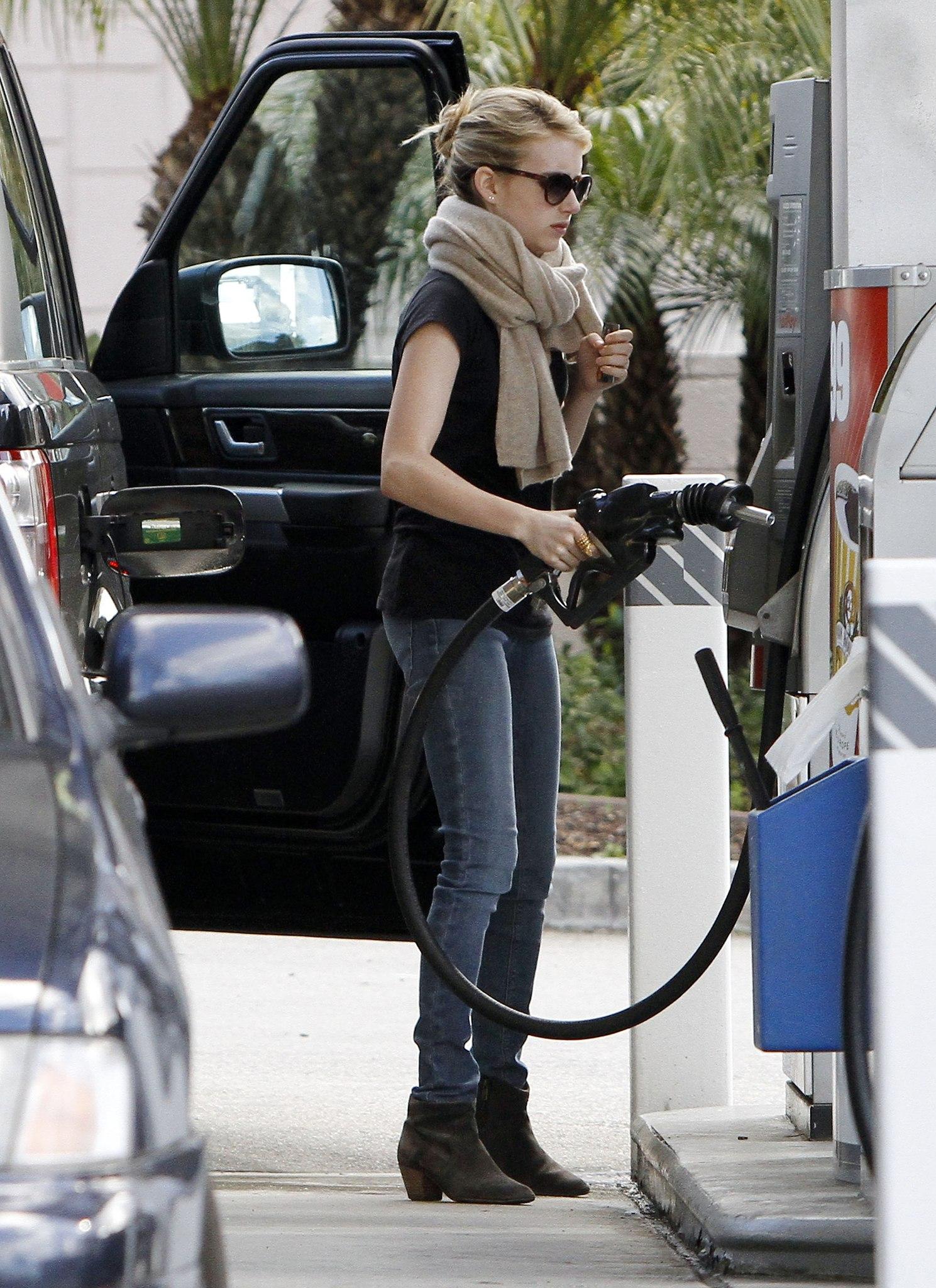 EmmaRoberts_GasStation_WestHollywood_2011_28729.jpg