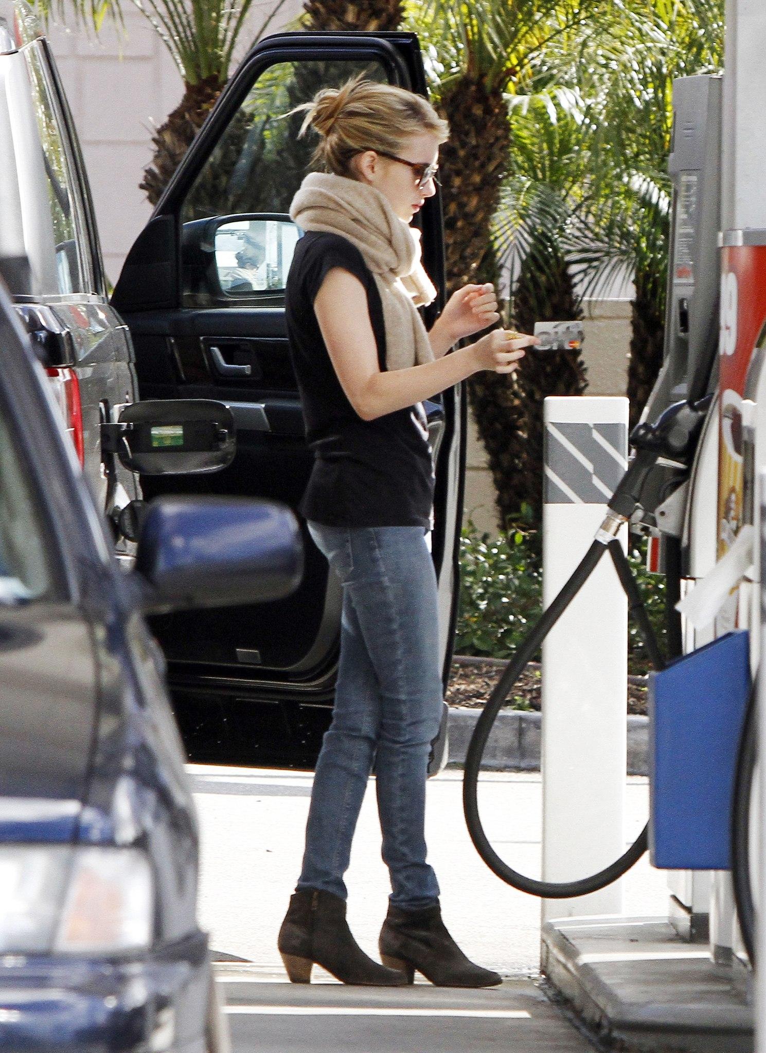 EmmaRoberts_GasStation_WestHollywood_2011_28829.jpg