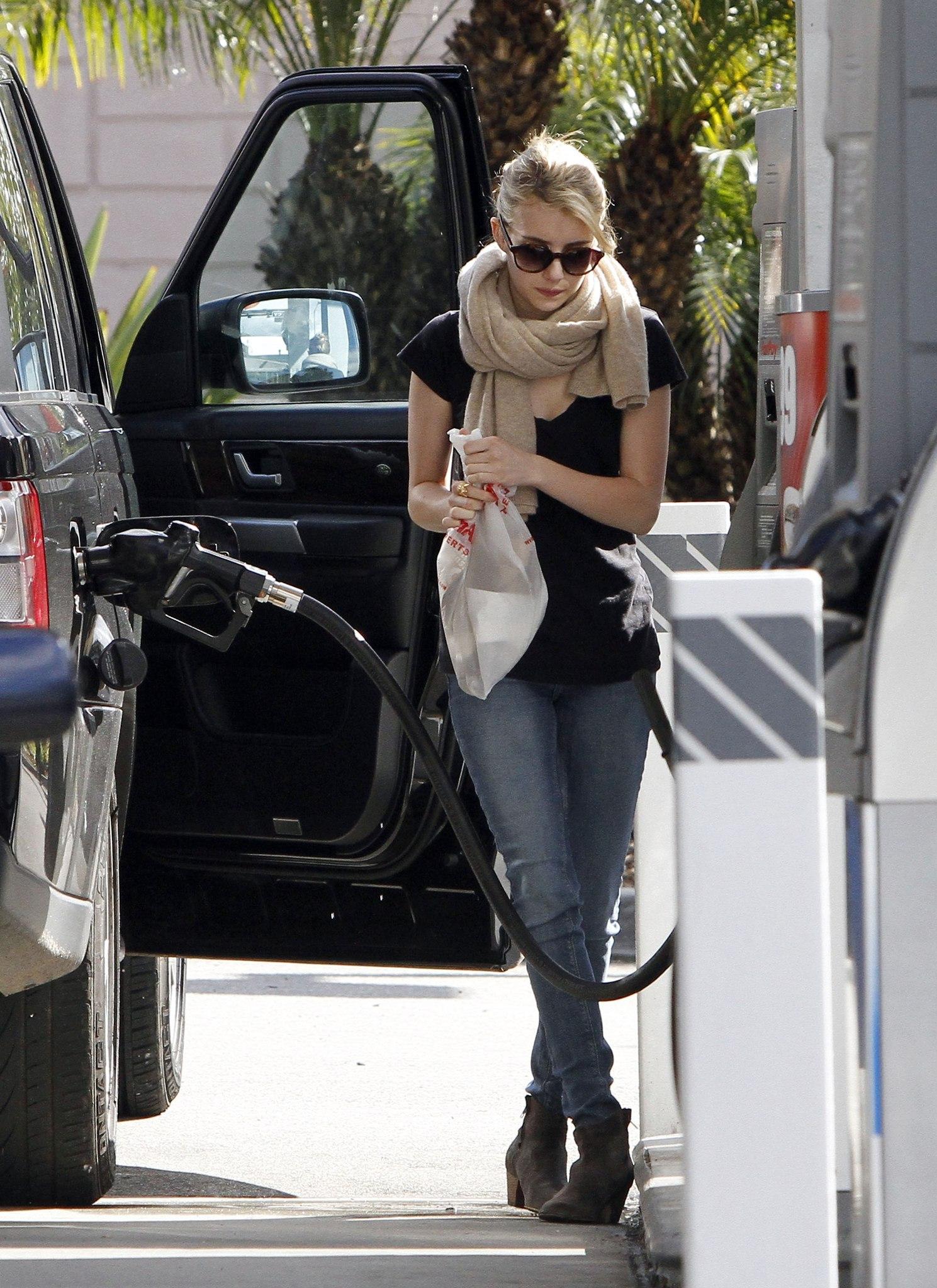 EmmaRoberts_GasStation_WestHollywood_2011_28929.jpg