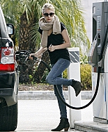 EmmaRoberts_GasStation_WestHollywood_2011_281229.jpg