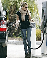 EmmaRoberts_GasStation_WestHollywood_2011_281329.jpg