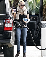 EmmaRoberts_GasStation_WestHollywood_2011_281529.jpg