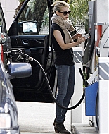 EmmaRoberts_GasStation_WestHollywood_2011_28429.jpg