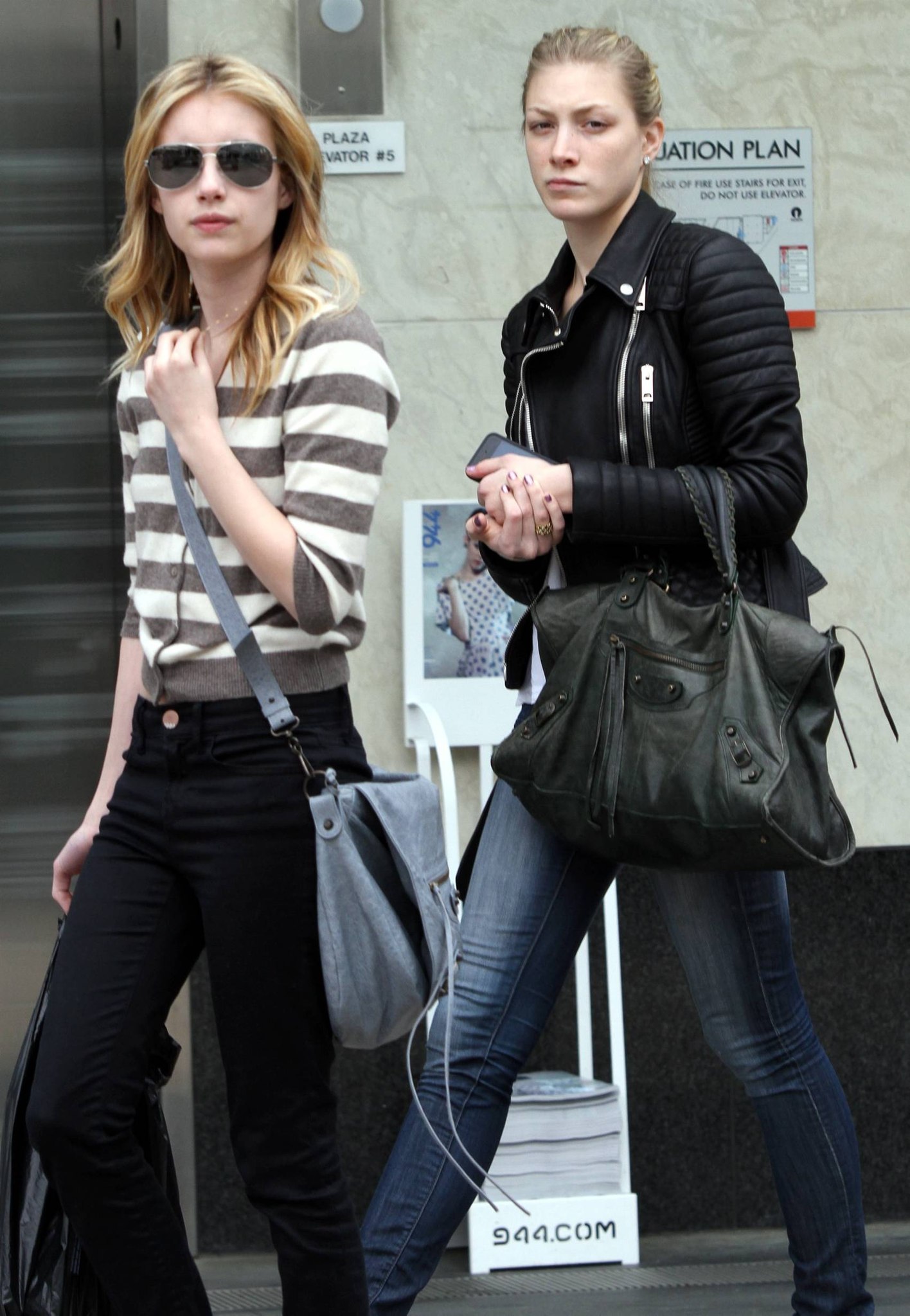 EmmaRoberts_Leaving_NailAppointment_LocalSalon_2011_283529.jpg