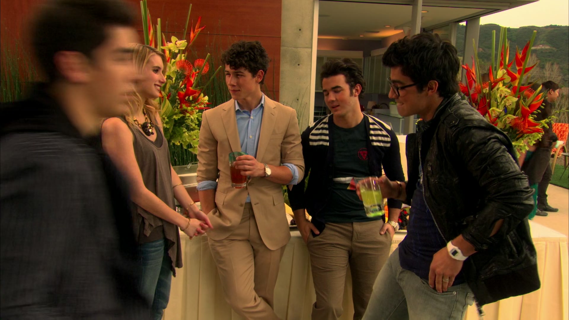 Jonas_S02E01_House_Party_1080p_001892.jpg