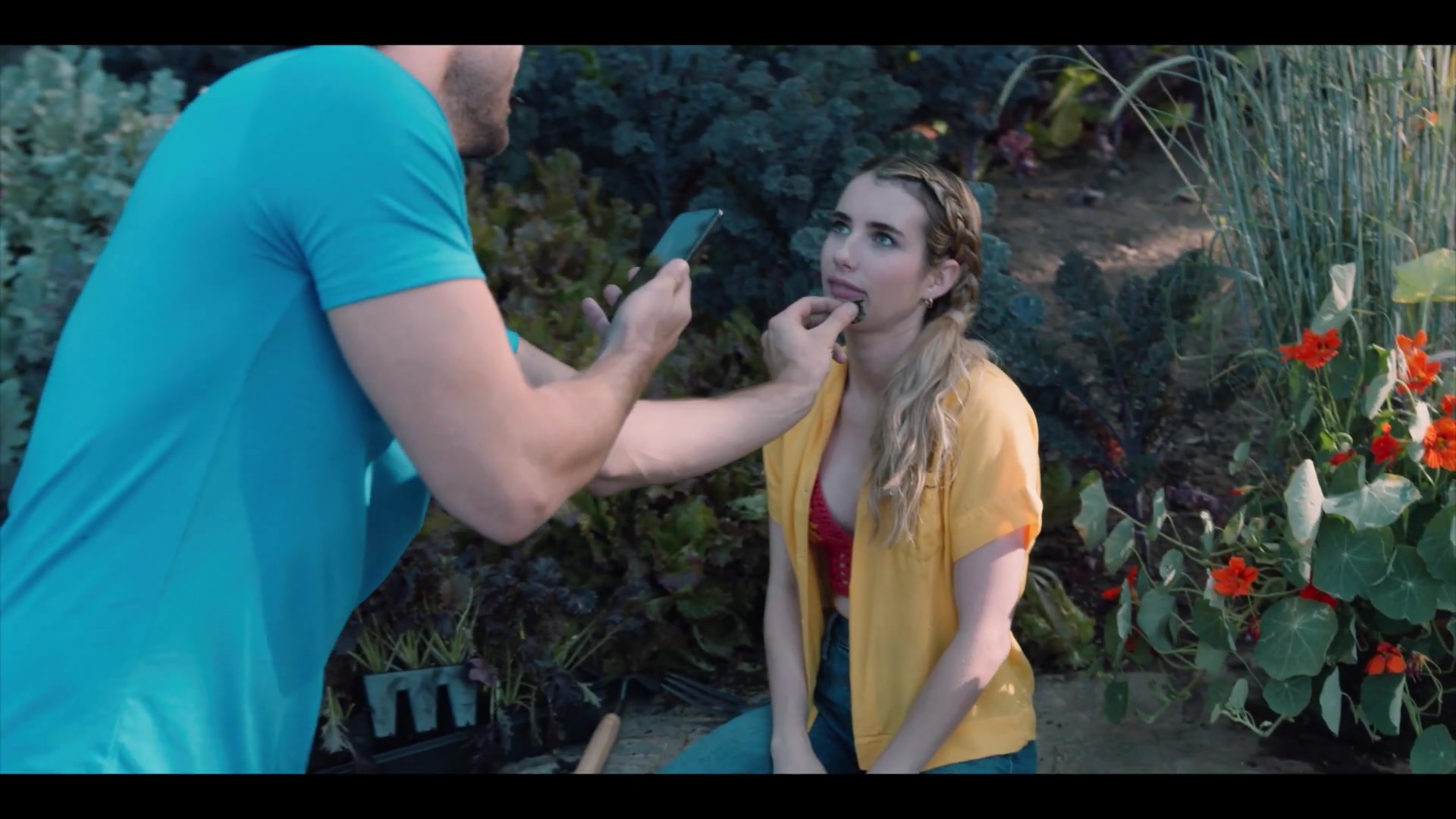 iheartemmaroberts_holidateblooperreel_000058.jpg