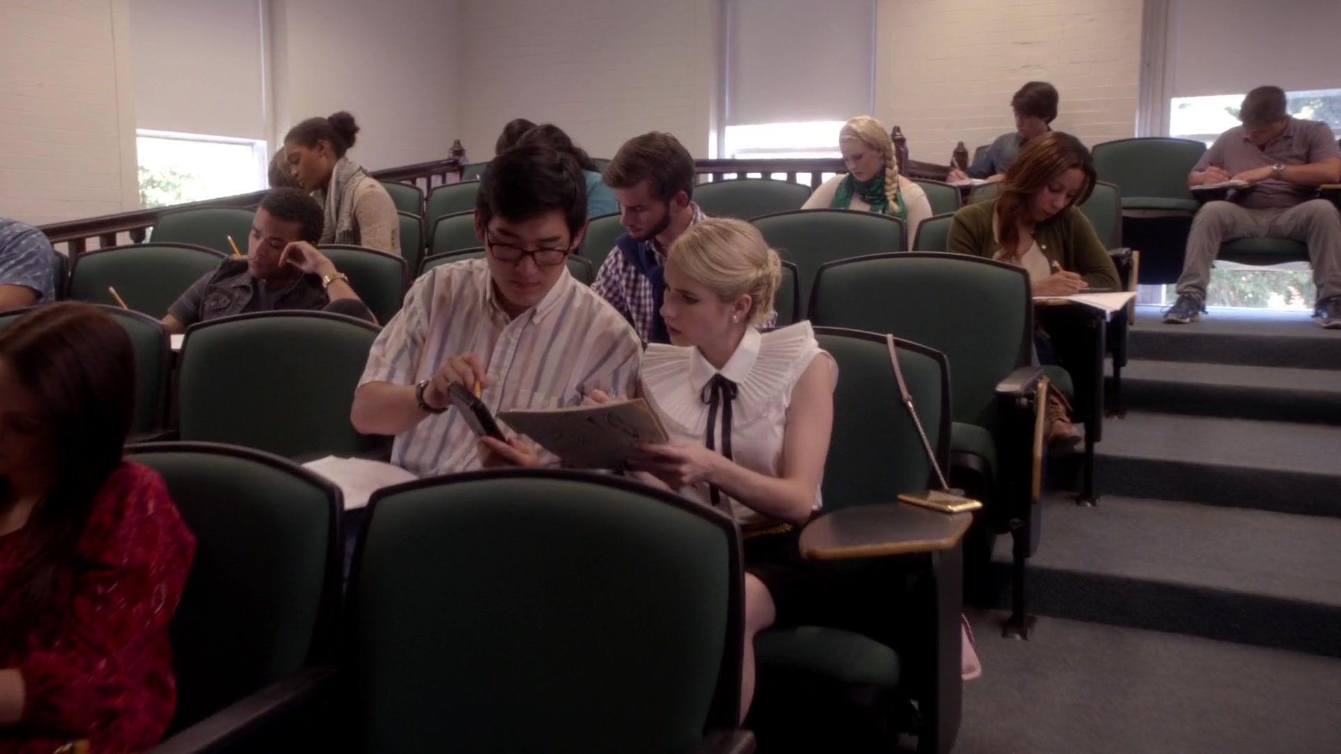 Scream_Queens_2015_S01E05_Pumpkin_Patch_1080p__1917.jpg