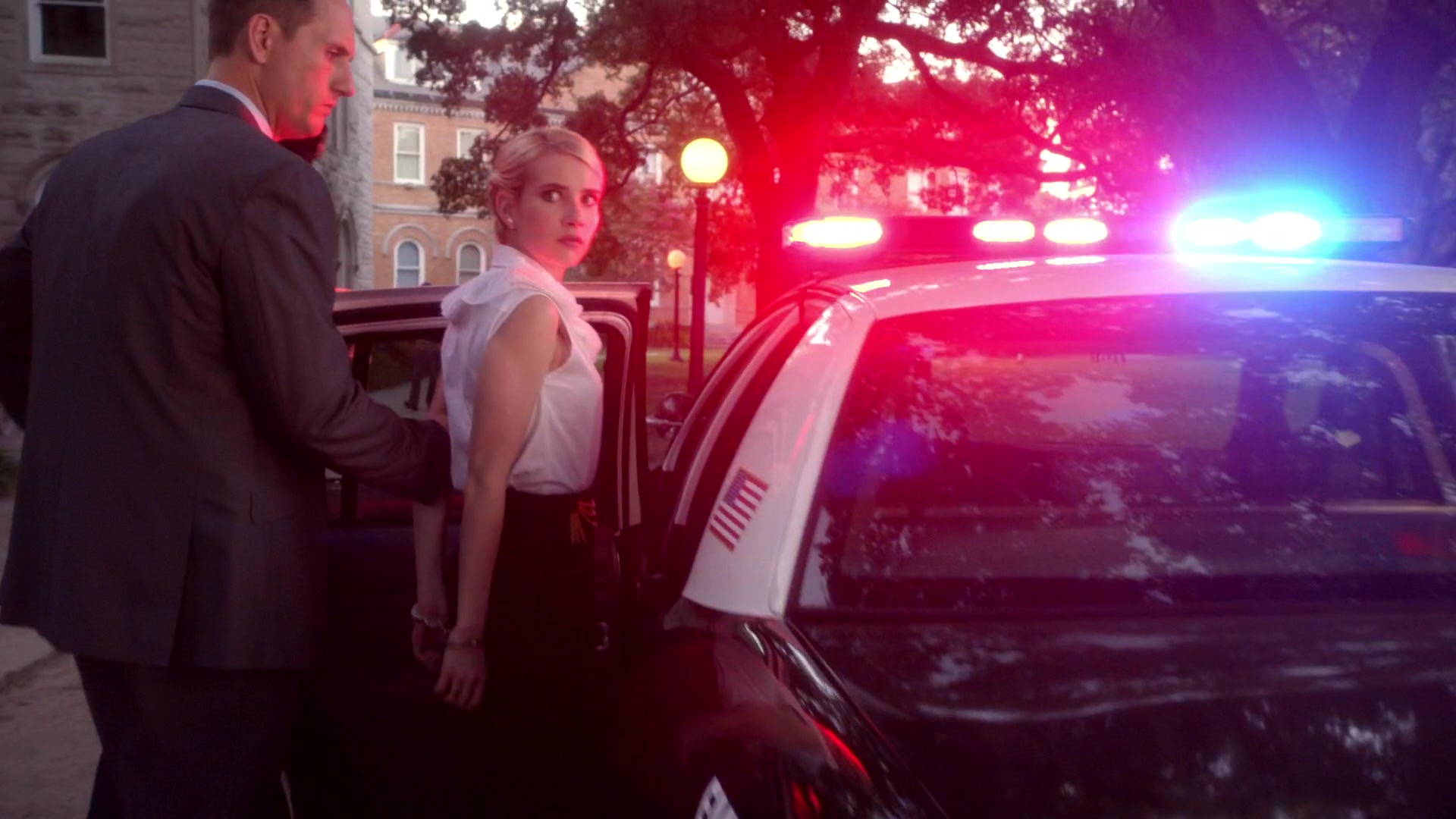 Scream_Queens_2015_S01E05_Pumpkin_Patch_1080p__2069.jpg
