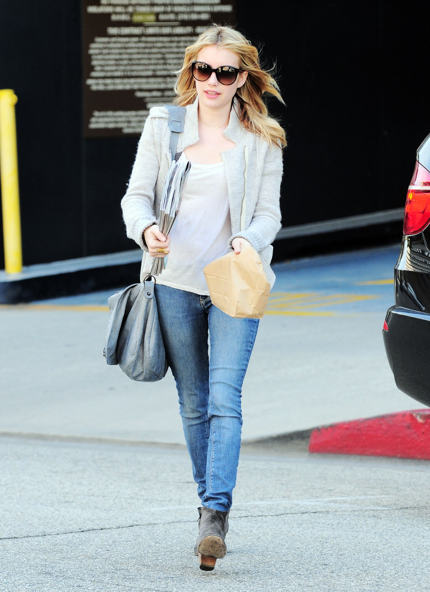 EMMAROBERTS_DOCTORS_APPOINTMENT_THEN_GRABBING_SOME_MAGAZINES_MARCH_283529.jpg EMMAROBERTS_DOCTORS_APPOINTMENT_THEN_GRABBING_SOME_MAGAZINES_MARCH_283529.jpg