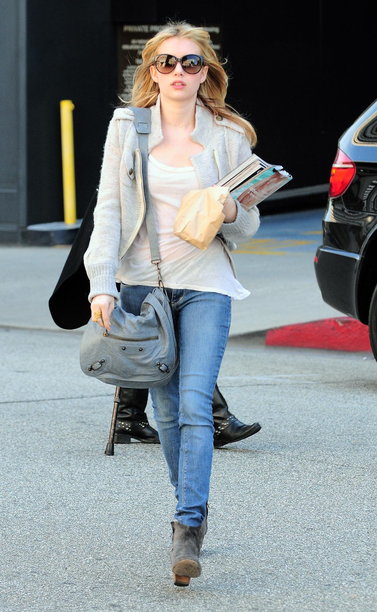 EMMAROBERTS_DOCTORS_APPOINTMENT_THEN_GRABBING_SOME_MAGAZINES_MARCH_284529.jpg