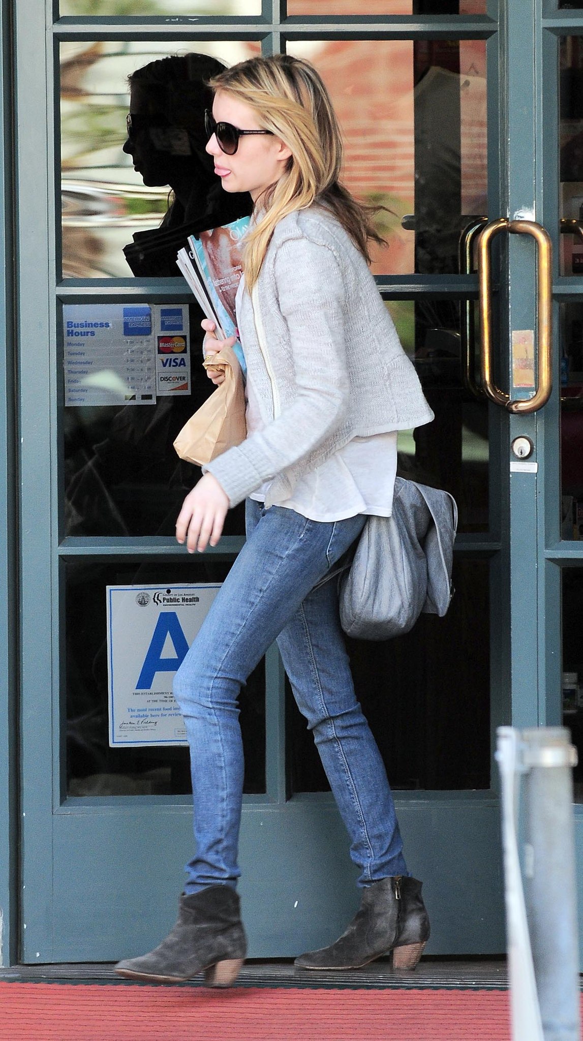 EMMAROBERTS_DOCTORS_APPOINTMENT_THEN_GRABBING_SOME_MAGAZINES_MARCH_284929.jpg