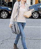 EMMAROBERTS_DOCTORS_APPOINTMENT_THEN_GRABBING_SOME_MAGAZINES_MARCH_281029.jpg
