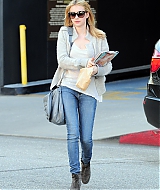 EMMAROBERTS_DOCTORS_APPOINTMENT_THEN_GRABBING_SOME_MAGAZINES_MARCH_281129.jpg