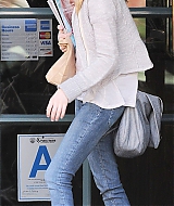 EMMAROBERTS_DOCTORS_APPOINTMENT_THEN_GRABBING_SOME_MAGAZINES_MARCH_281329.jpg