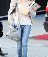 EMMAROBERTS_DOCTORS_APPOINTMENT_THEN_GRABBING_SOME_MAGAZINES_MARCH_281729.jpg
