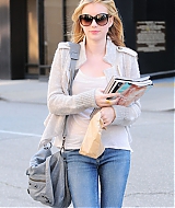 EMMAROBERTS_DOCTORS_APPOINTMENT_THEN_GRABBING_SOME_MAGAZINES_MARCH_282029.jpg