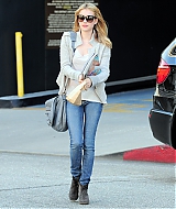 EMMAROBERTS_DOCTORS_APPOINTMENT_THEN_GRABBING_SOME_MAGAZINES_MARCH_282129.jpg