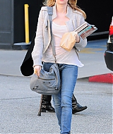 EMMAROBERTS_DOCTORS_APPOINTMENT_THEN_GRABBING_SOME_MAGAZINES_MARCH_28229.jpg
