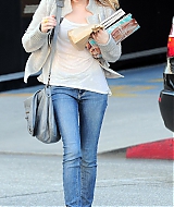 EMMAROBERTS_DOCTORS_APPOINTMENT_THEN_GRABBING_SOME_MAGAZINES_MARCH_282329.jpg