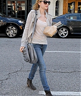 EMMAROBERTS_DOCTORS_APPOINTMENT_THEN_GRABBING_SOME_MAGAZINES_MARCH_282429.jpg