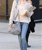 EMMAROBERTS_DOCTORS_APPOINTMENT_THEN_GRABBING_SOME_MAGAZINES_MARCH_282929.jpg