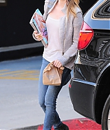 EMMAROBERTS_DOCTORS_APPOINTMENT_THEN_GRABBING_SOME_MAGAZINES_MARCH_283029.jpg