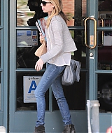 EMMAROBERTS_DOCTORS_APPOINTMENT_THEN_GRABBING_SOME_MAGAZINES_MARCH_283129.jpg