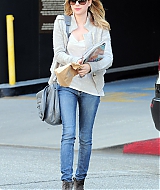EMMAROBERTS_DOCTORS_APPOINTMENT_THEN_GRABBING_SOME_MAGAZINES_MARCH_283229.jpg