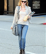 EMMAROBERTS_DOCTORS_APPOINTMENT_THEN_GRABBING_SOME_MAGAZINES_MARCH_283329.jpg